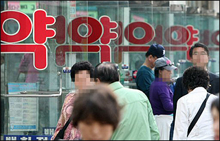 때 이른 무더위…약국, 피부염·무좀질환 매출 증가