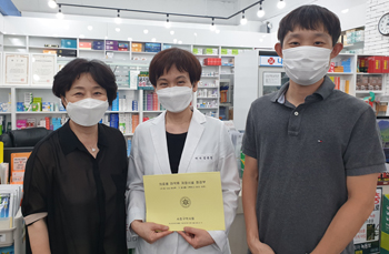 서초구약, 회원 약국 방문해 약사가운·회원수첩 전달