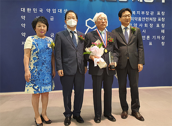김희중 명예회장, 1회 대한민국 약업대상 수상