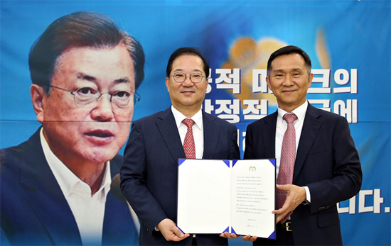 대통령 감사장 들고 약사회관 방문한 靑 사회수석