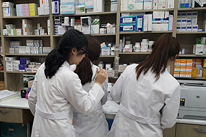 코로나 노인시설 확산세…요양병원 약사, 비상근무