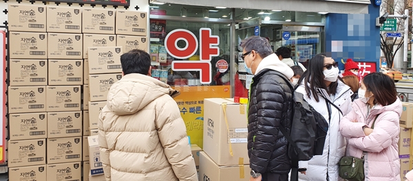 코로나에 막힌 신남방정책, 병원·약국 외국인 환자 '뚝'