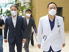 의사 파업돌입에 박 장관, 의료기관 비상진료 현장방문