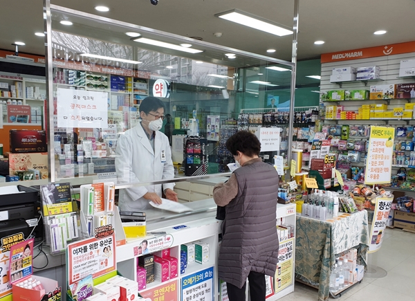 가림막 고민하는 약국…"방역엔 좋지만 상담시 불편"