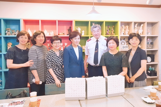 숙명약대 개국동문회, 여성보호단체에 의약품 기증 