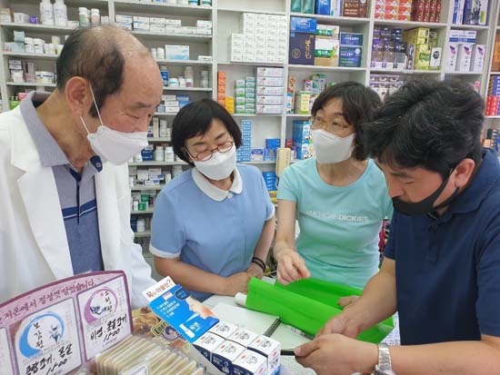 구로구약, 원로약사 약국 찾아 온라인 교육 설명