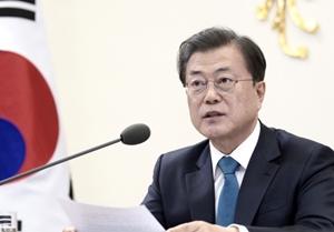 문 대통령 "현장지킨 간호사 고맙다"…의사들 의문의 1패