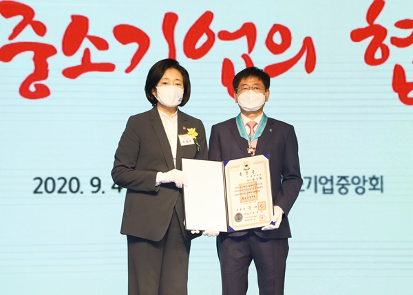 김충환 경방신약 대표 동탑산업훈장 수훈