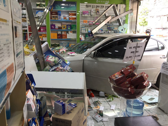 [영상] 급발진 차량 약국 돌진...유리벽·컴퓨터도 박살 