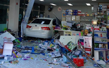 운전미숙 자가용 약국 돌진…약사도 '혼비백산'
 