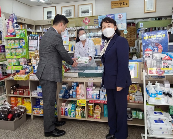 성동구약, 회원약국 90곳 아크릴 비말차단막 설치