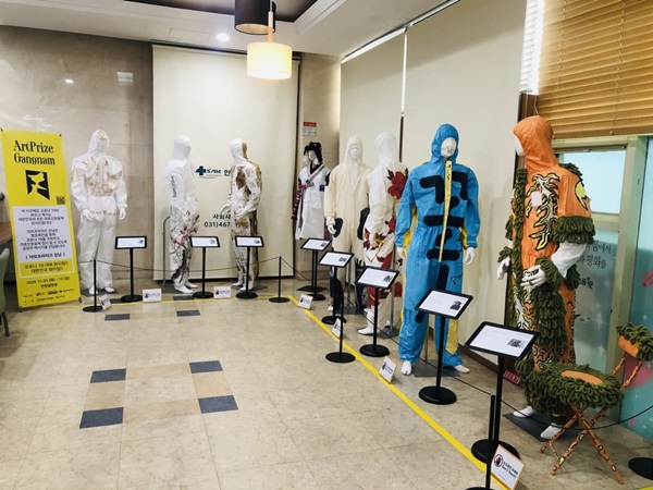 샘병원, 코로나19 극복 기원 '방호복 展' 개최 