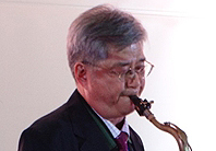 색소폰 연주에 담긴 베테랑 약사의 애환과 동료애