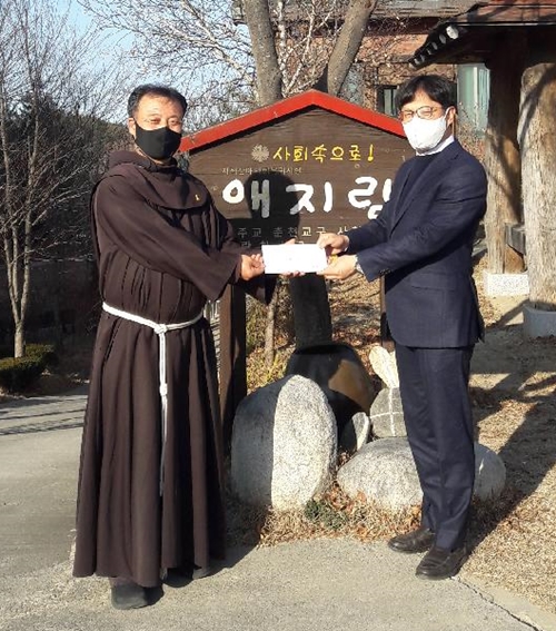 강릉시약, 복지시설 방문 '사랑의 장학금' 전달