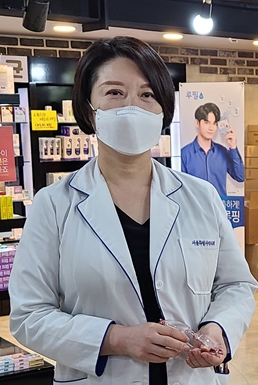약국에 등장한 '의약품 트리'…"코로나에 지친 마음 위로"