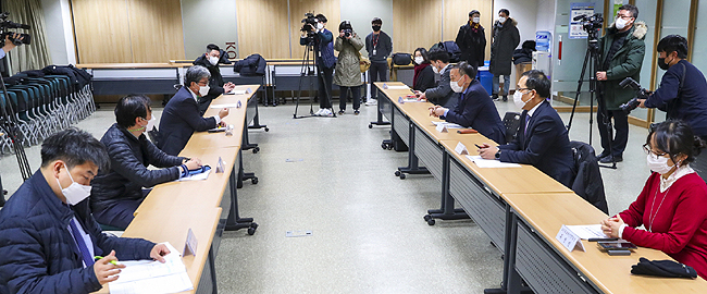 정부-의협 "의대정원 확대보다 코로나 안정화가 먼저"