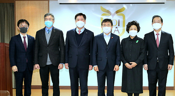 권덕철 장관 "코로나19 방역 협조 약국·병의원 감사"