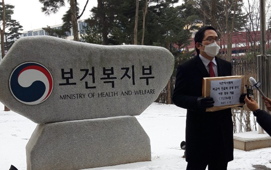 의협, 비급여 강제화 반대 서명 1만장 복지부에 전달