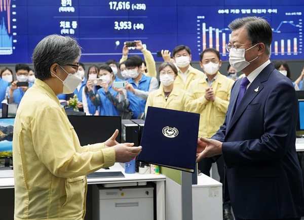 문 대통령 "정은경 청장, 코로나백신 전 부처 지휘하라"