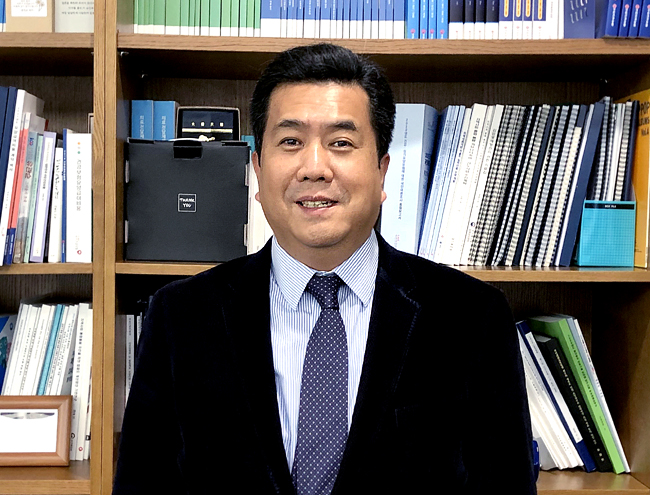 의사출신 강청희 급여상임이사, 건보 가입자 보호 택했다