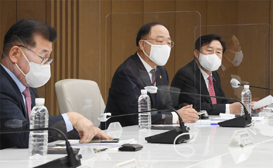 홍남기 "서비스 산업 중장기 비전·전략 1분기 공개"