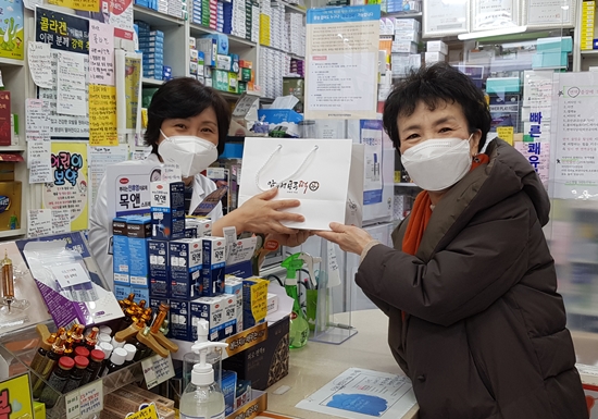 동작구약, 코로나로 지친 약국에 떡 전달 