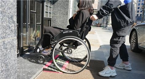 서울시, 약국·식당 등 19곳 이동식경사로 지원