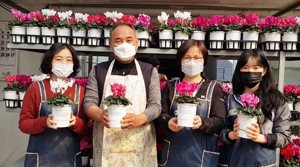 인천시약, 회원약국에 봄맞이 화분 전달