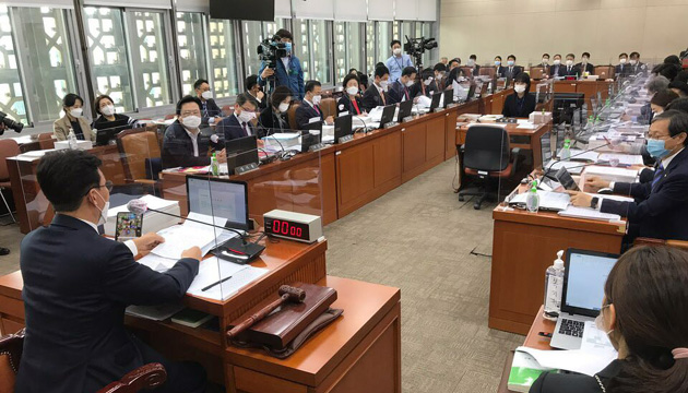 코로나 병원 인근약국 보상금 추경…산자위→복지위