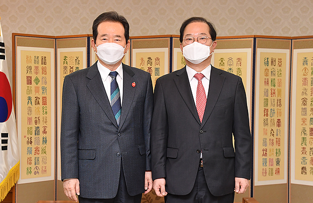 정 총리 "면세 무산 안타깝다…약사회 건의 적극 검토"