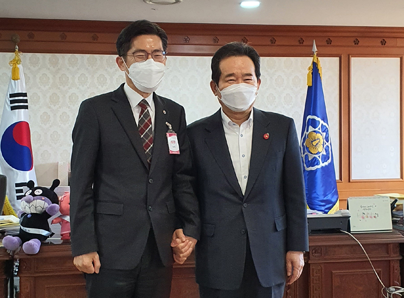 두손 잡은 정 총리-이필수...의정, 화해모드 열리나