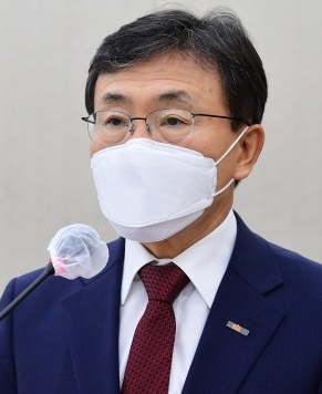 권덕철 장관 "하루 1천명 확진돼도 병상 대응력 충분"