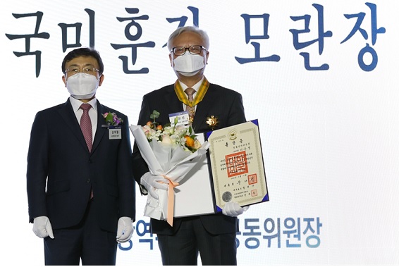 이윤성 국시원장, 보건의날 '국민훈장 모란장' 받아