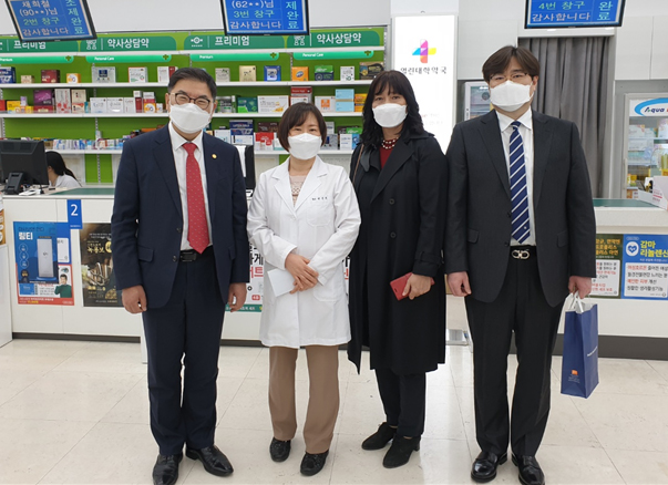 화성시약, 차량돌진 피해약국에 위로금 전달