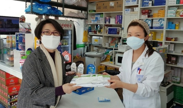 동대문구약, 회원약국에 가운 배포