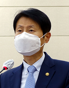 김강립 식약처장·이필수 의협회장, AZ 코로나백신 접종