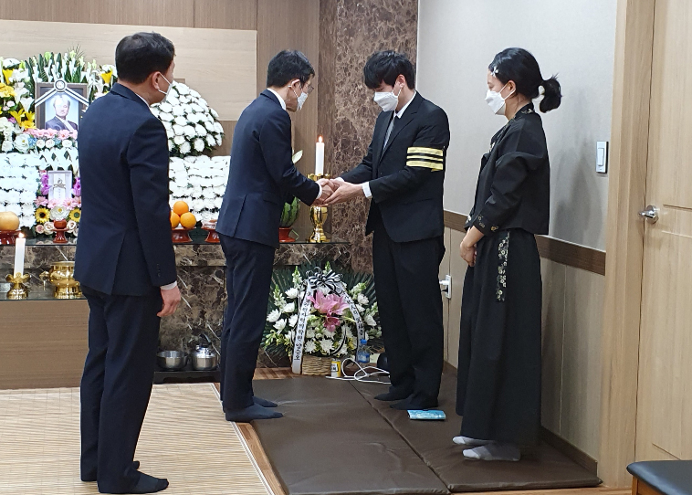 이필수 의협회장, 故 이복근 의사 빈소 조문