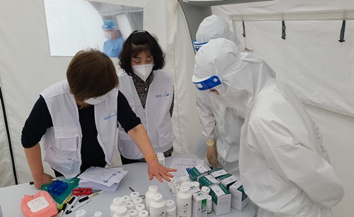 약국 문 닫고 거리로...방역 사각지대 살피는 약사들 