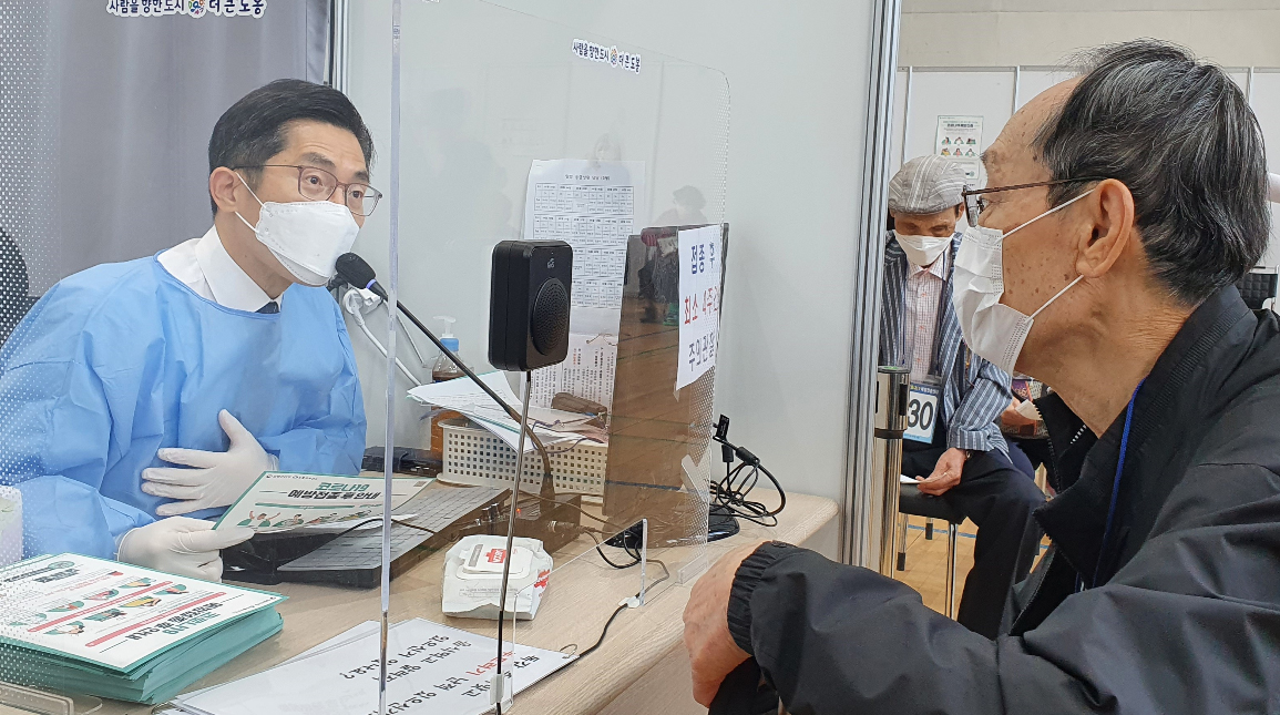 이필수 의협회장, 코로나 백신접종 예진 봉사 