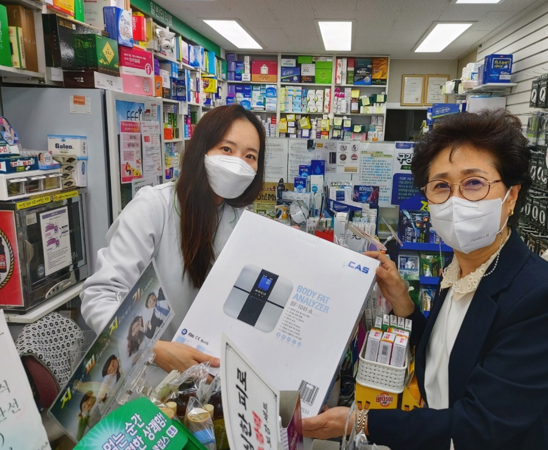 마포구약, 신규 개설약국 방문해 선물·안내문 등 전달
