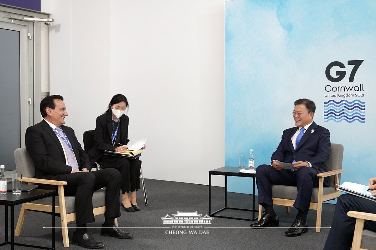 문대통령, AZ CEO 면담…SK바사 장기협력 '청신호'