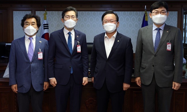 총리 만난 의협, 수술실 CCTV·원격의료 우려 전달